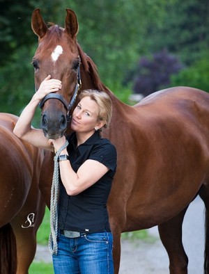 Dr. med. vet. Sabine Scheiring mit ihrem Wallach